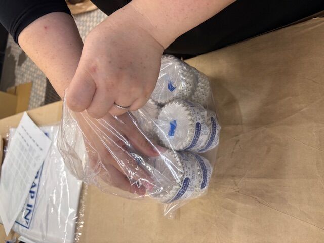 お弁当カップの内職作業