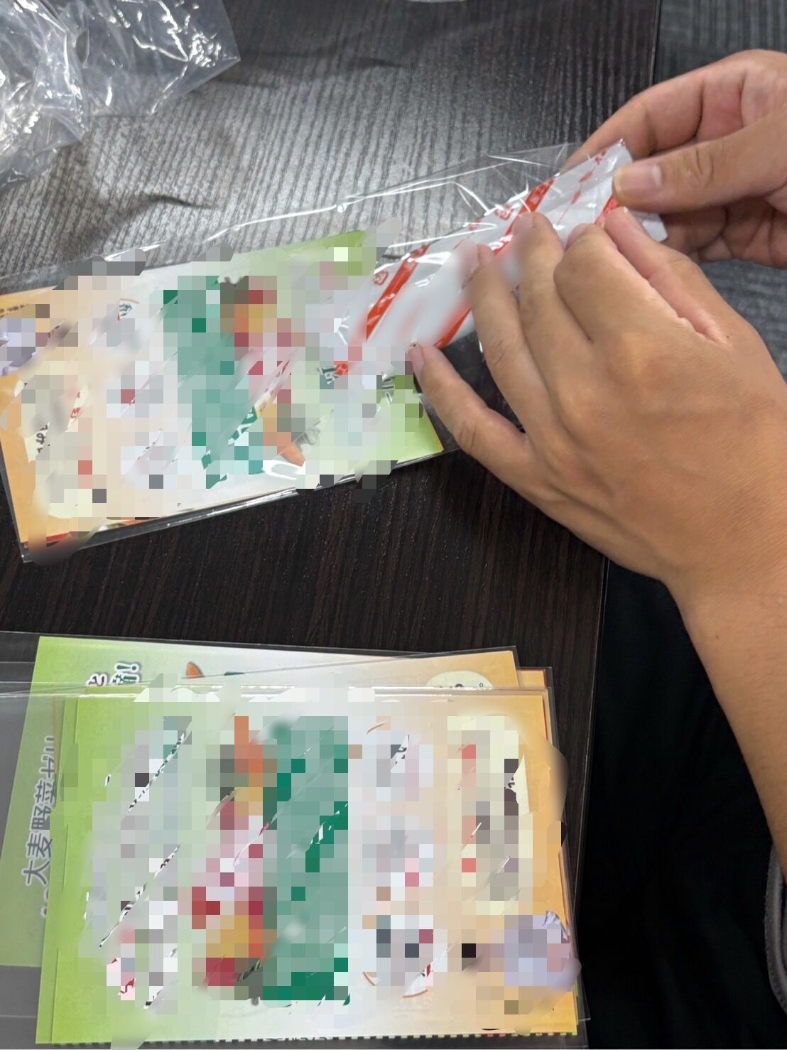 本日の内職作業。袋詰め作業の様子