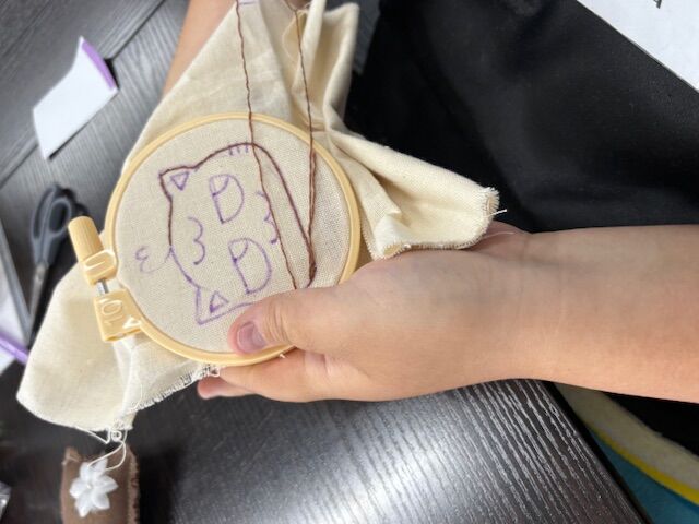 本日の雑貨は刺繡作業を行っています