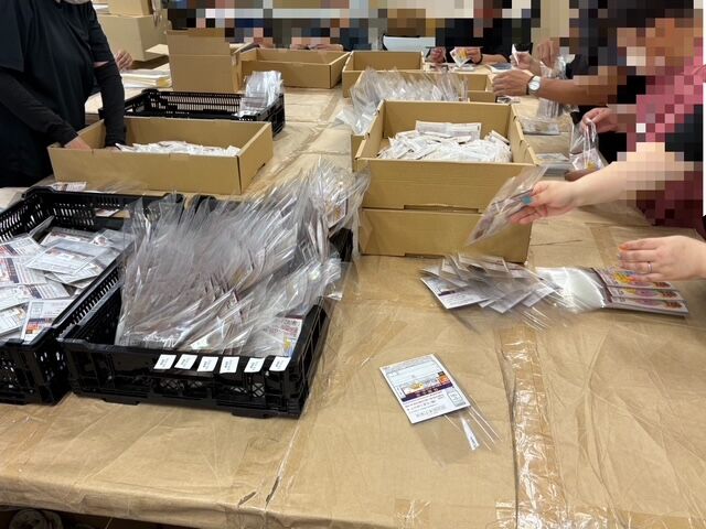連休明けのお仕事はサンプル品の袋詰めです！