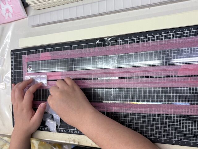 細かい部品を並べる作業中！