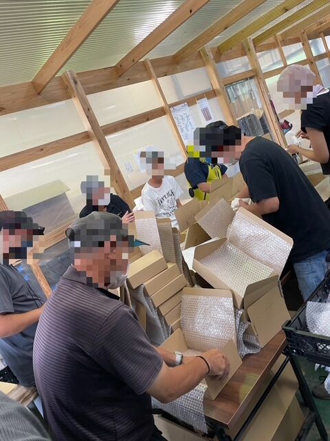 お菓子の箱詰め作業を黙々と行います！