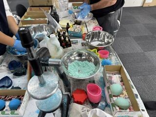 週末は利用者さんと一緒に雑貨作りを行いました。