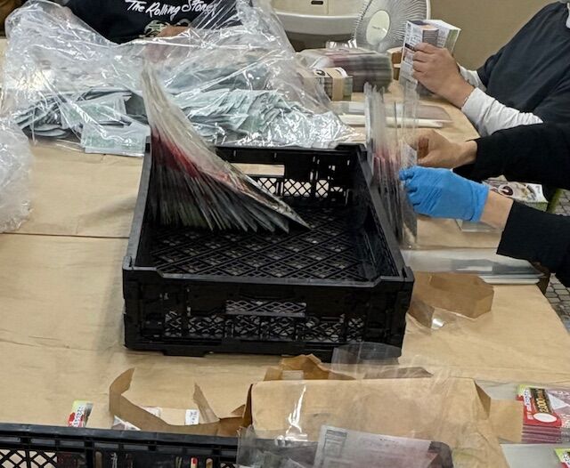 内職作業でサンプル品の袋入れ