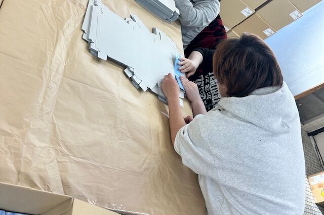 箱折の作業を丁寧に指導中