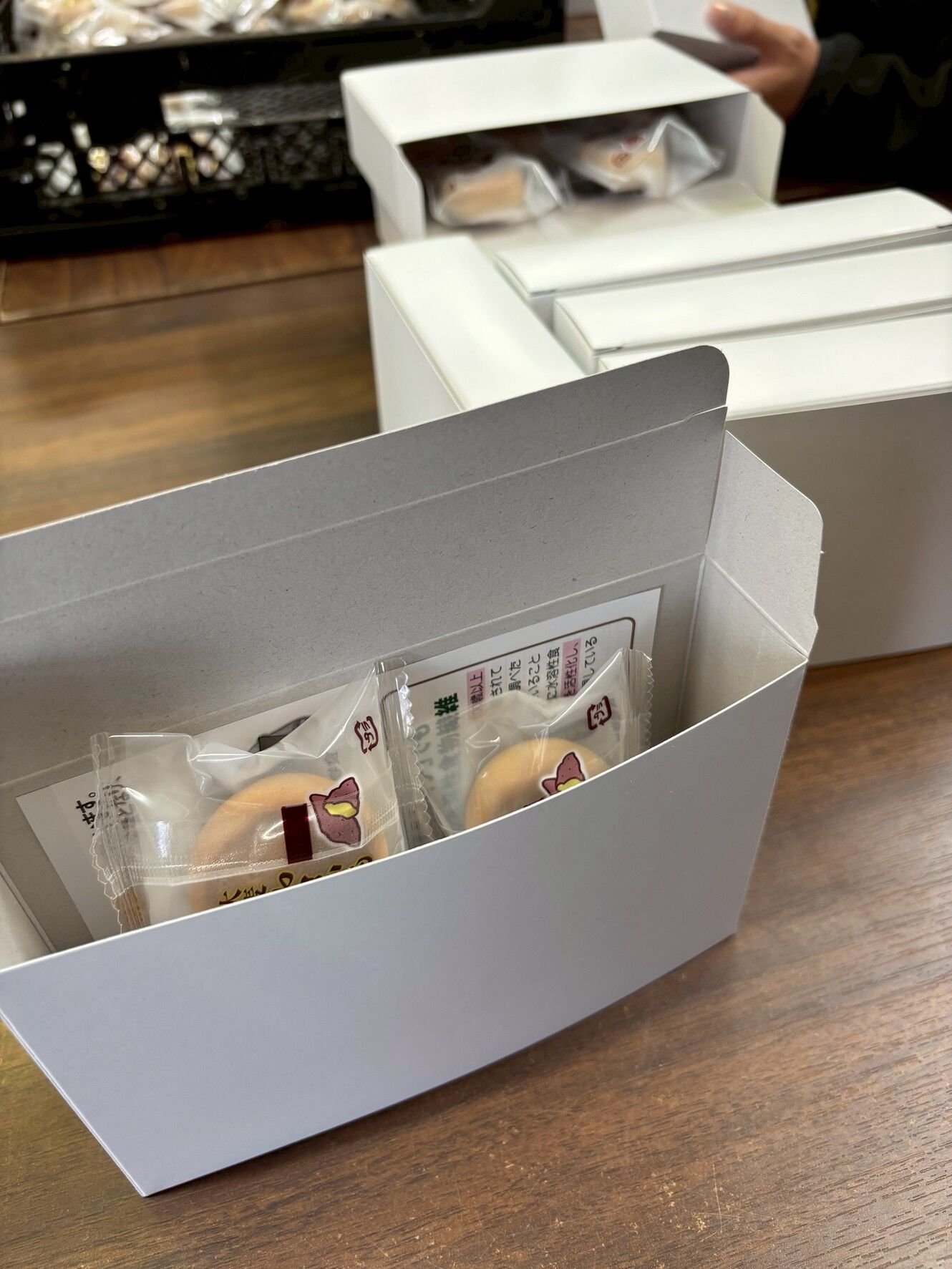 お菓子の箱入れ作業